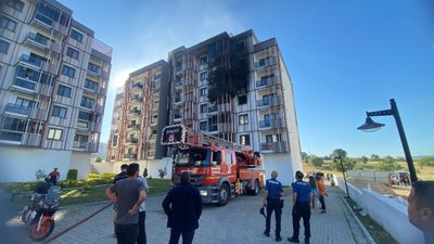 Çanakkale'de apartman yangını: 10 kişi dumandan etkilendi