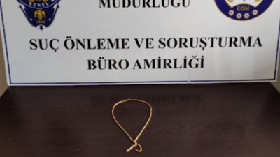Kayseri'de otobüste düşürülen altın kolyeyi aldığı anlar kamerada