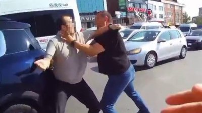 İstanbul'da yol verme tartışması yüzünden birbirlerine girdiler
