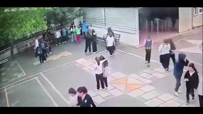 İstanbul'da camına taş atıldığı gerekçesiyle okul bahçesine girip çocuğa saldırdı