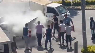 Düzce'de seyir halindeyken alev alan otomobili çevredekiler söndürdü