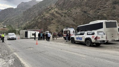 Hakkari'de midibüs devrildi: 12 asker yaralı