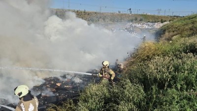 Sultangazi'de katı atık toplama alanında yangın