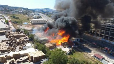Kocaeli'de palet fabrikasında yangın