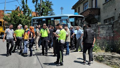 Zonguldak'ta freni patlayan yolcu minibüsü duvara çarptı: 14 yaralı