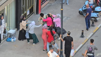 Karabük'te kadınların saç saça kavgası görüntülendi