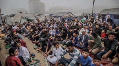 Saldırıların gölgesinde Gazze'de bayram namazı