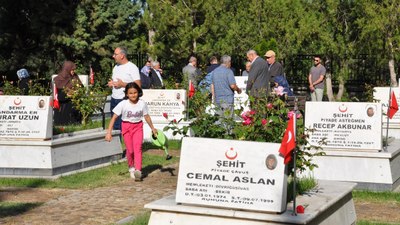 Bayramda şehitlikler ziyaret edildi