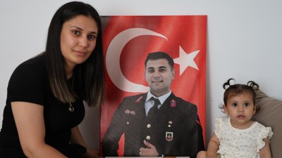 Adana'da duygulandıran hikaye: 13 aylık kızına şehit eşini tanıtmaya çalışıyor