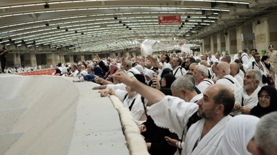 Hacı adayları Kurban Bayramı'nın 1. günü şeytan taşladı