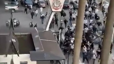 Brezilya'da Corinthians taraftarları kulüp binasını bastı