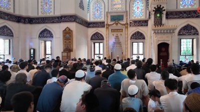 Japonya'da bayram namazı 3 kez kılındı