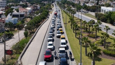 Kuşadası'na tatilci akını: 24 saatte 60 bin araç girdi