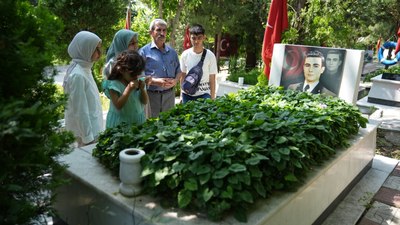 İzmir'de şehit yakınlarından Kurban Bayramı'nın ilk gününde şehitlik ziyareti