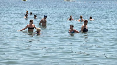 Bodrum ve Antalya'da sahiller doldu