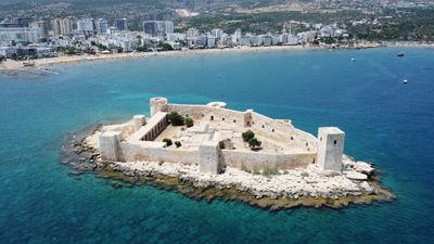 Mersin'de bayram tatiliyle Kızkalesi'nde deniz keyfi