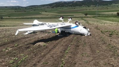Bilecik'te düşen eğitim uçağı, vinç yardımıyla kaldırıldı