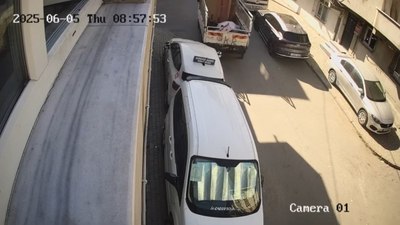 İstanbul'da geri manevra yapan kamyonet otomobile çarpıp kaçtı