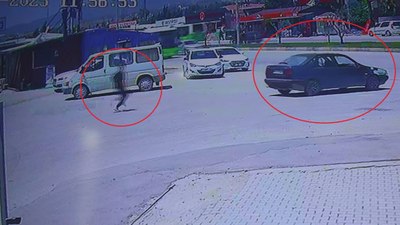 Hatay'da el frenini çekmeyi unuttuğu aracı halk otobüsüyle çarpıştı