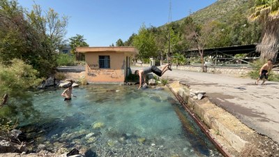 Hatay'da vatandaşlar serinlemek için doğal kaynak suyuna akın etti