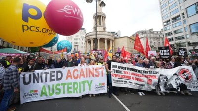 Londra'da halk aşırı tasarruf politikalarına karşı sokağa döküldü