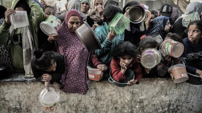 Gazze'de siviller, yemek dağıtımında saldırıya uğruyor