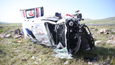 Kars'ta ambulans devrildi: 4 yaralı