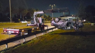 İstanbul'da otomobil bariyerlere çarpıp takla attı: 1 ölü, 3 yaralı