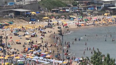 İstanbul'da kalanlar Şile'deki plajlarda yoğunluk oluşturdu