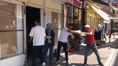 Eskişehir'de yangın esnasında vatandaşlar ekiplere zorluk çıkardı
