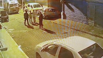 İstanbul'da arkadaşına sinirlenip, park halindeki aracın camını patlattı