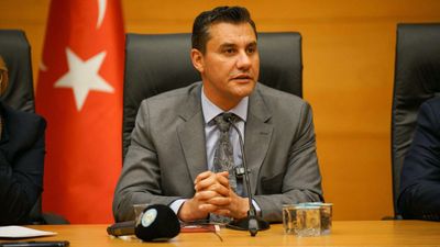 Ferdi Zeyrek'in tabutunun başında siyaset