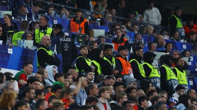 UEFA Uluslar Ligi final maçında bir taraftar yaşamını yitirdi