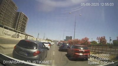 Diyarbakır'da sürücülerin fermuar yöntemiyle ambulansa yol verdiği anlar kamerada