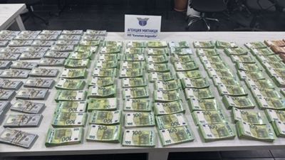 Edirne'de tıra gizlenmiş 900 bin euro ve 500 bin dolar bulundu