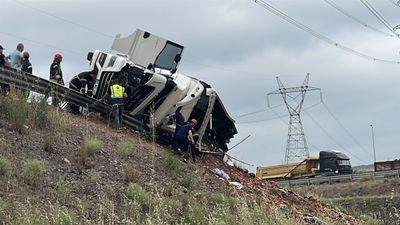 Kocaeli'de karpuz yüklü tır devrildi; 1 ölü, 3 yaralı