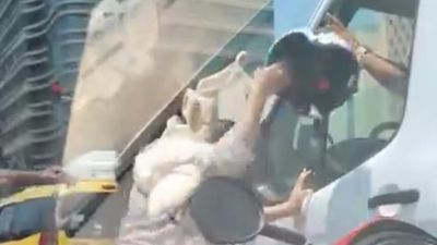 Adana'da kadından sıkıştırdığını iddia ettiği şoföre kasklı saldırı