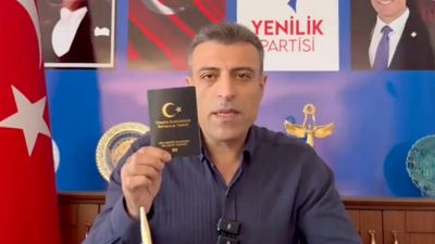 Öztürk Yılmaz'dan pasaport tasarımına tepki: Hep cami resimleri var