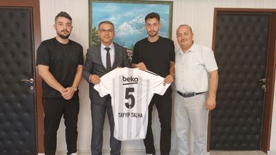 Tayyip Talha Sanuç'tan lise öğretmenine forma jesti