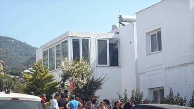 Muğla'da çatıdan eve girmeye çalışırken düşen emekli polis hayatını kaybetti