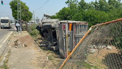 Adana'da kamyona çarpan tır zincirleme kazaya sebep oldu
