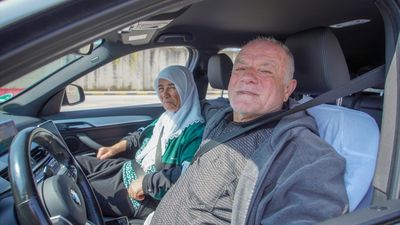 Gurbetçiler gözyaşlarıyla yurda giriş yapıyor