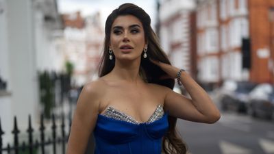 Ebru Şancı'dan derin dekolte