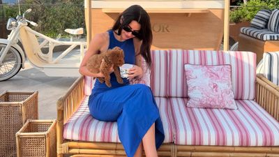 Nesrin Cavadzade köpeğiyle tatilde