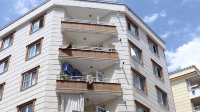 Siirt'te 5. kattan otomobilin üzerine düşen 1,5 yaşındaki çocuk hayata tutundu