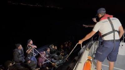 İzmir'de lastik bottaki 42 göçmen kurtarıldı