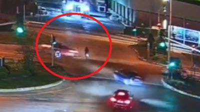 Giresun'da ışık ihlalı yapan otomobil sürücüsü, motosikletliye çarptı
