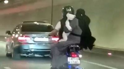 İstanbul'da bebekli ailenin tehlikeli motosiklet yolculuğu