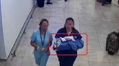 Antalya Havalimanı'nda doğan bebek, Rus yetkililere teslim edildi