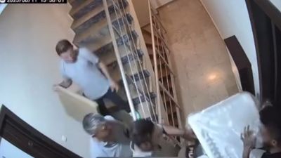 Kocaeli'de beyaz eşya servisi için gittikleri evden terlik çaldılar